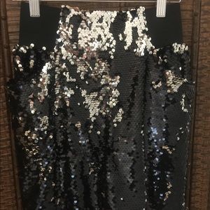 Anthropologie black sequined skirt with pockets.